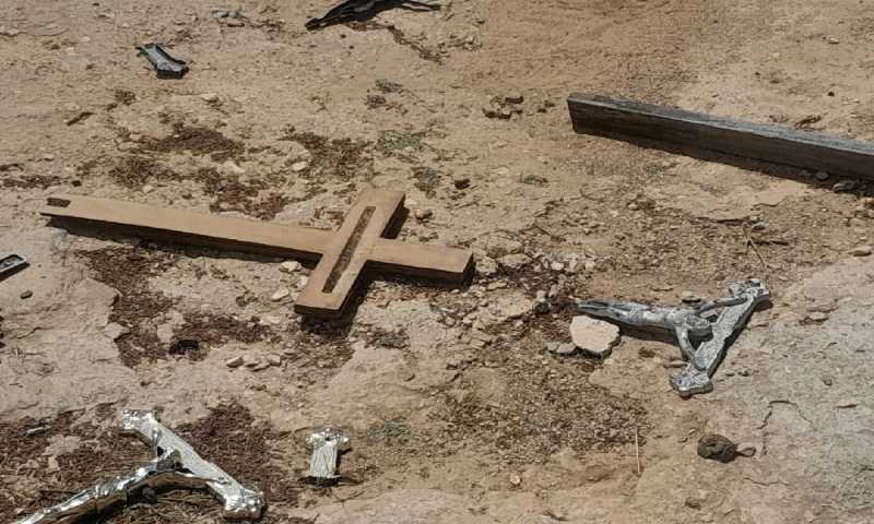 سوريون يقومون بتحطيم مقابر مسيحيّة في دير الأحمر!