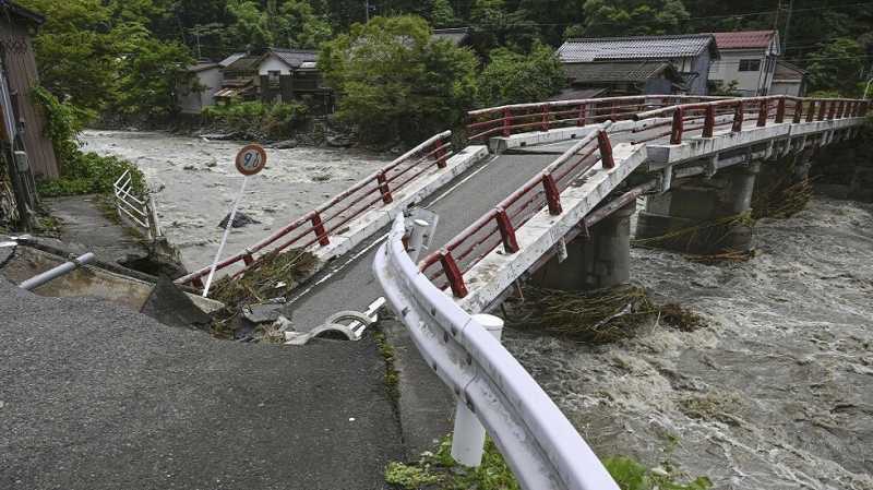 في اليابان: ألفي محاصر و50 مصابا و400 أمر إجلاء بسبب إعصار “لان”