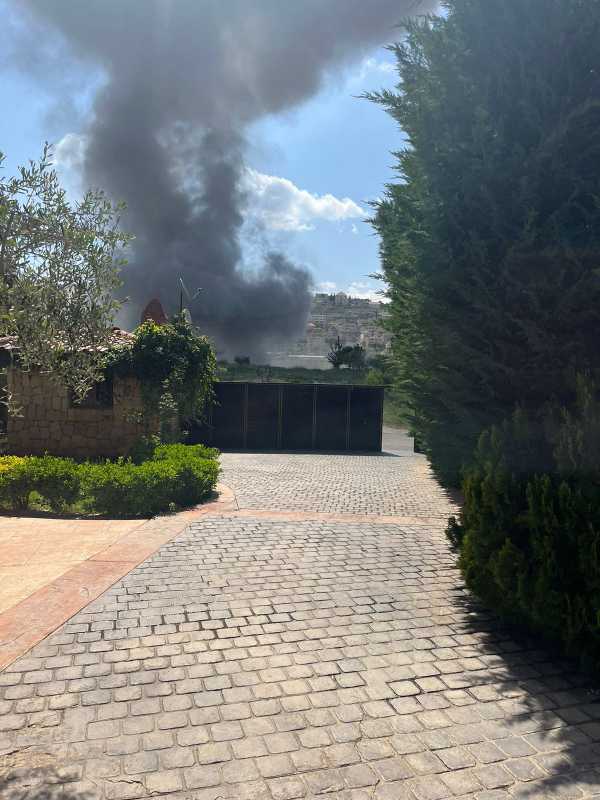 العدو الإسرائيلي يقصف بلدة النبي شيت منذ قليل قرب منزل الوزير فايز شكر( فيديو  صور)