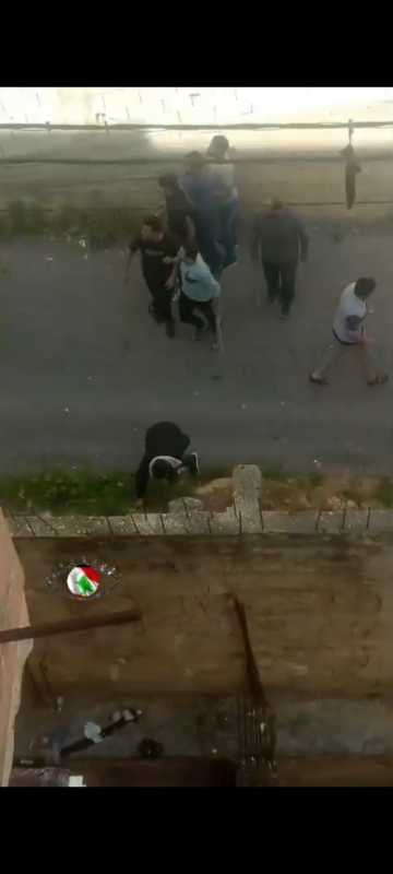 شاهد بالفيديو...مشكلة كبيرة  بين السوريين واللبنانيين في عرمون مقابل جامع المكحل