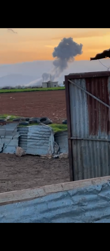 شاهد الغارة الإسرائيلية استهدفت مزرعة في سهل بلدة ايعات غربي مدينة بعلبك