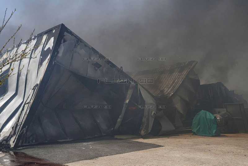 ‏المصنع الذي أُصيب بنيران المقاومة الإسلامية ظهر اليوم في مستوطنة أفيفيم.