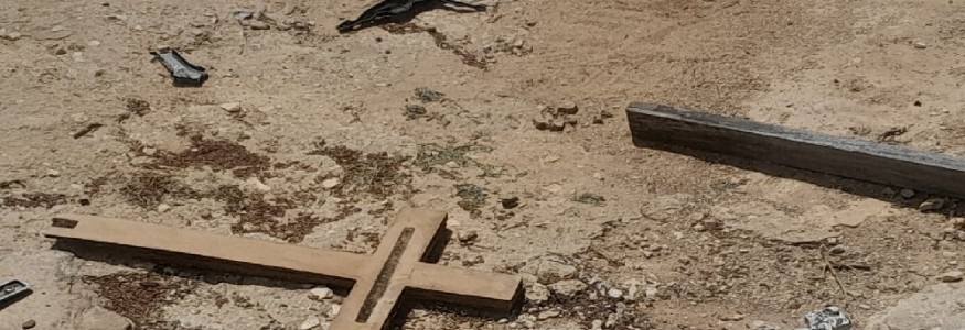 سوريون يقومون بتحطيم مقابر مسيحيّة في دير الأحمر!