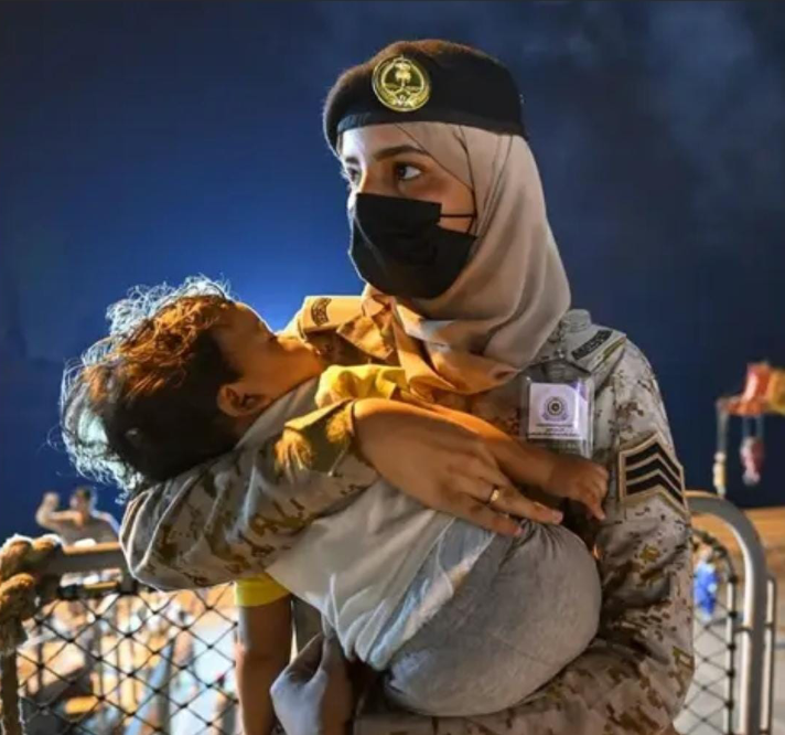 خطفت القلوب .. طفل يغفو بين أحضان مجندة سعودية استقبلته من السودان.