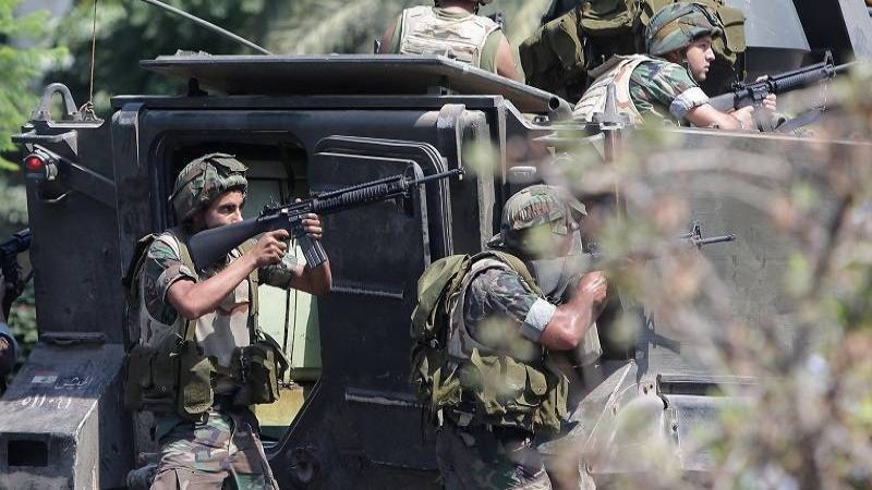 “فان” لتهريب البشر يدهس عسكريّ لبناني