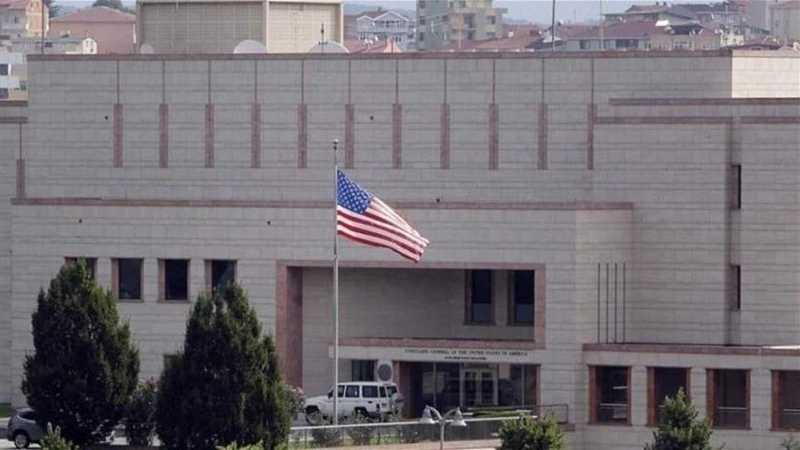 السفارة الأمريكية بعوكر تتعرض لهجوم من قبل مجموعة مسلحة (صور)