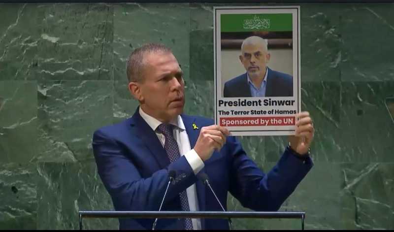 جلعاد إردان يرفع لافتة عليها صورة زعيم حماس يحيى السنوار مكتوب عليها: 