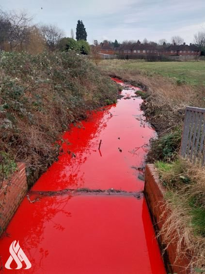 رعب في هذا البلد.. مياه أحد الأنهار تتحوّل إلى اللون الأحمر والسكان: اقترب 