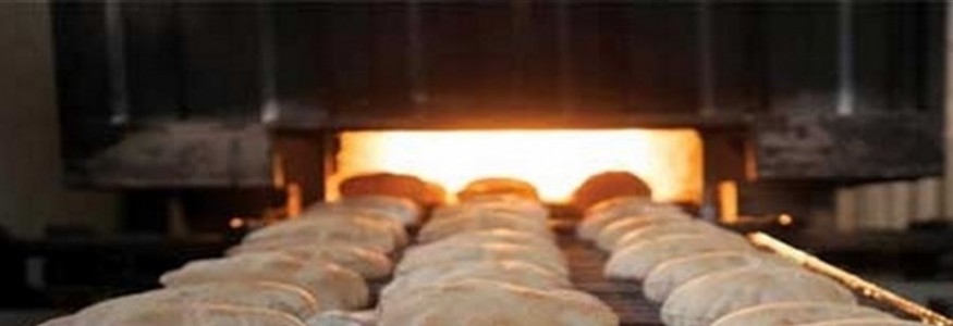 سوق سوداء في تجارة الخبز... أبطالها نساء لاجئات يشترين الربطة ب ١٥٠٠٠ ثم يبعنها ب ٤٠ ألفاً