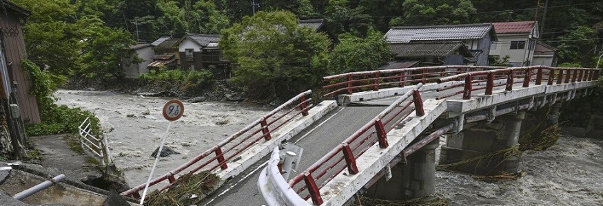 في اليابان: ألفي محاصر و50 مصابا و400 أمر إجلاء بسبب إعصار “لان”
