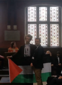 طلاب جامعة أكسفورد البريطانية يحتجون على زيارة الرئيسة السابقة لمجلس النواب الأمريكي بسبب دعمها لإسرائيل (فيديو)